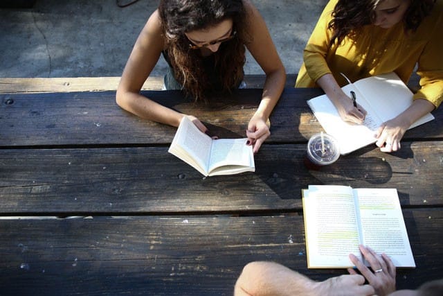 plano cenital estudiantes con libros